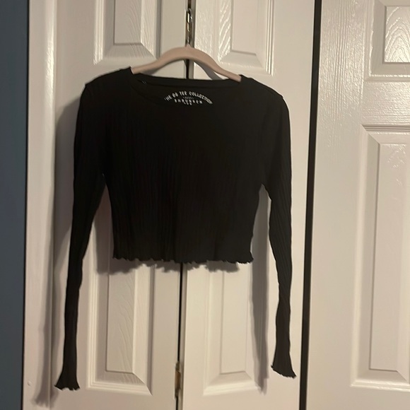 NWOT Aeropostale long sleeve shrunken tee in black size Medium - Picture 2 of 8